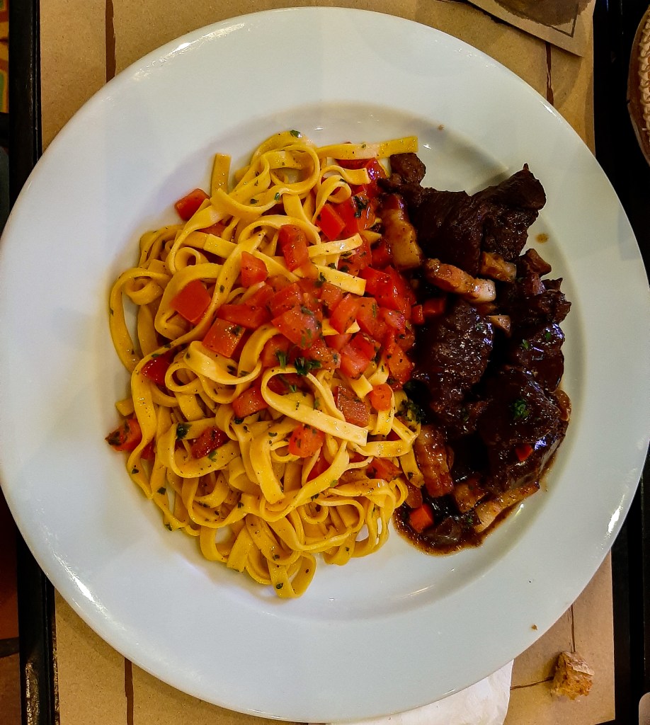Pâtes à la tomate, avec du bœuf bourguignon 